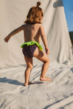 Petite fille portant une culotte de bain graffiti