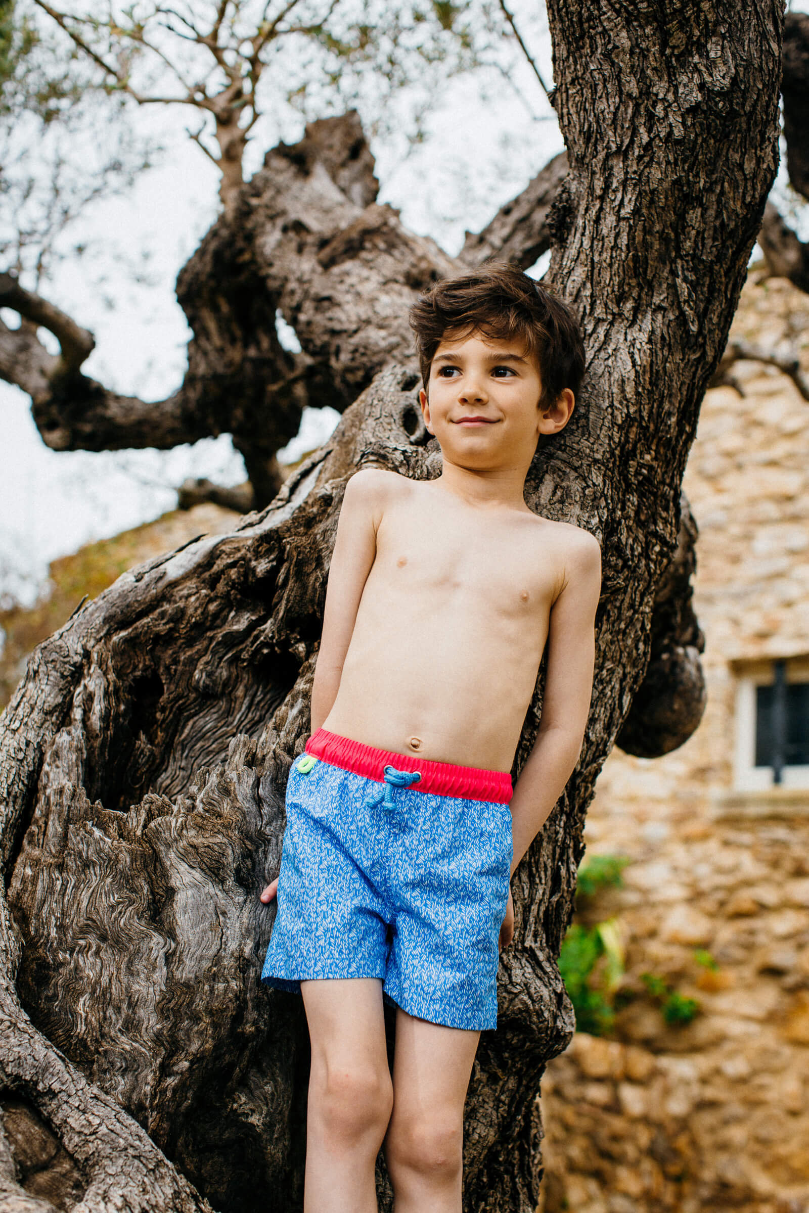Boy wearing a swimsuit with elasticated belt Meno riviera