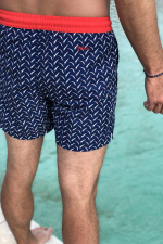 Homme portant un maillot de bain à ceinture élastique Le Plongeur