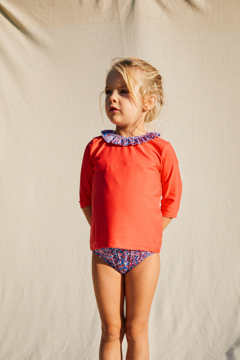 Petite fille portant un Top Anti-UV Pink Reef