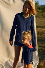 Enfant portant un sweat éponge bleu navy