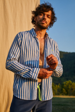 Homme portant une Chemise légère à larges rayures