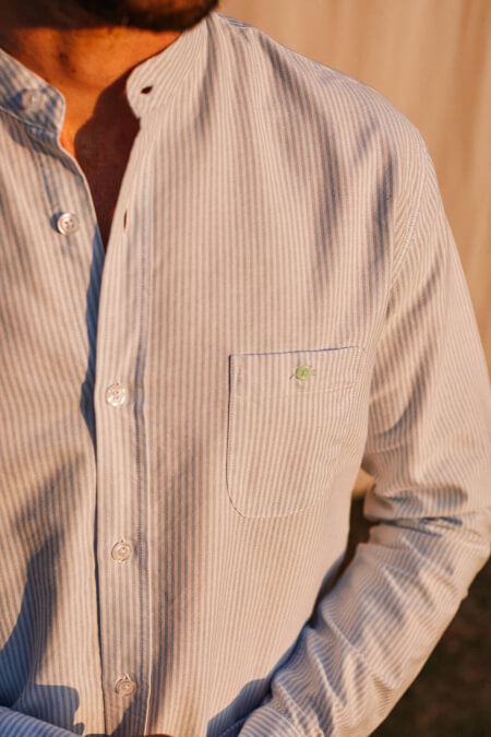 homme portant une chemise à manches longues rayée en coton col mao - Sky blue