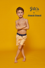 Garçon portant un maillot de bain à ceinture élastique Meno Pâquerettes GILI'S x EMOI EMOI