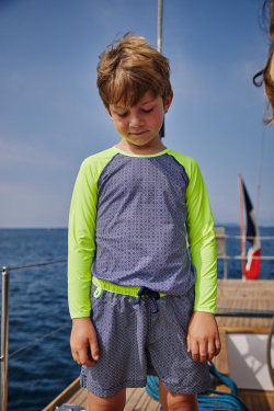 Enfant portant un Top Anti-UV Sunny Azulejos