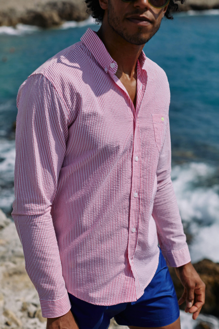 Homme portant une chemise en seersucker rose