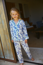 Petite fille portant un pyjama chemise-pantalon imprimé Toile de Jouy Balinaise