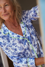 Femme portant un pyjama chemise-pantalon imprimé Toile de Jouy Balinaise