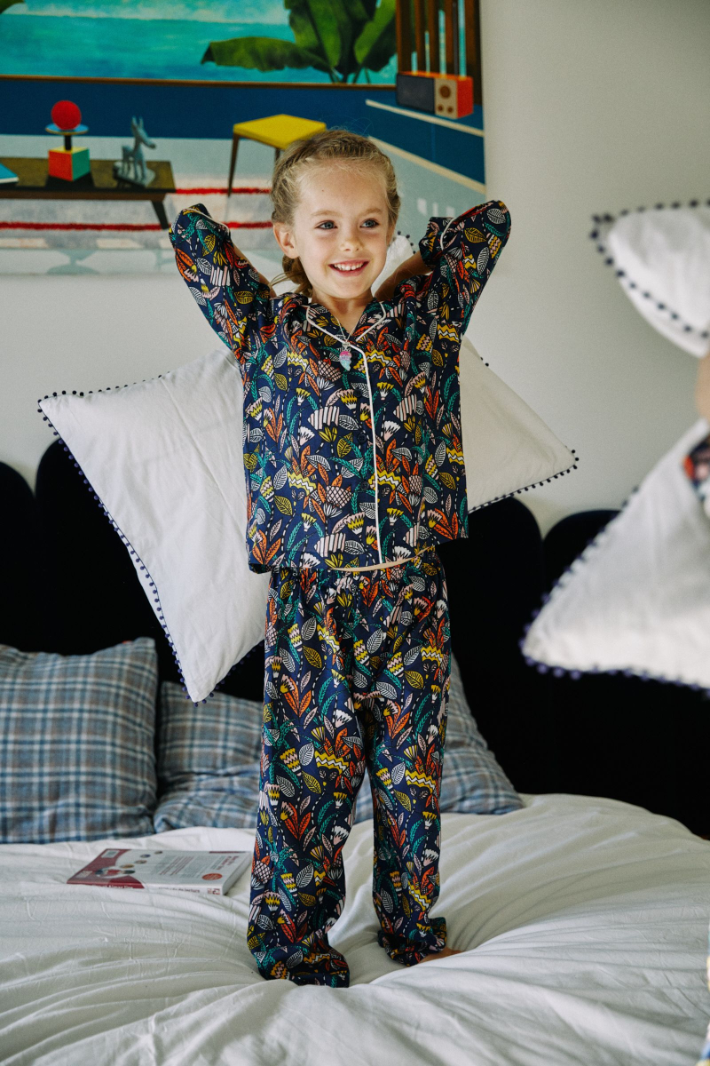 Petite fille portant un pyjama chemise-pantalon imprimé Savannah