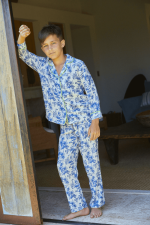 Petit garçon portant un pyjama chemise-pantalon imprimé Toile de Jouy Balinaise