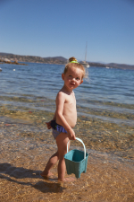 Petite fille portant une culotte de bain Octavie Blue Seersucker