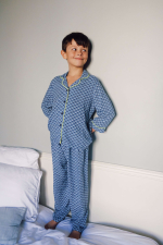 Petite garçon portant un pyjama chemise-pantalon imprimé Blue Kyoto