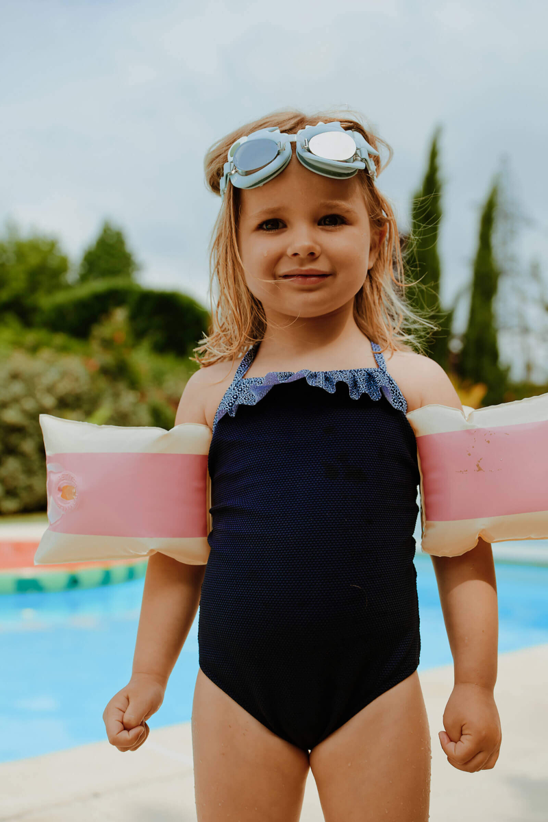 Petite fille portant un maillot de bain une pièce Navy Azulejos