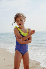 Petite fille portant un maillot de bain une-pièce Flores Sunny Azulejos