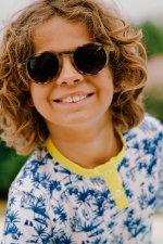 Enfant portant un Top Anti-UV Toile de Jouy Balinaise