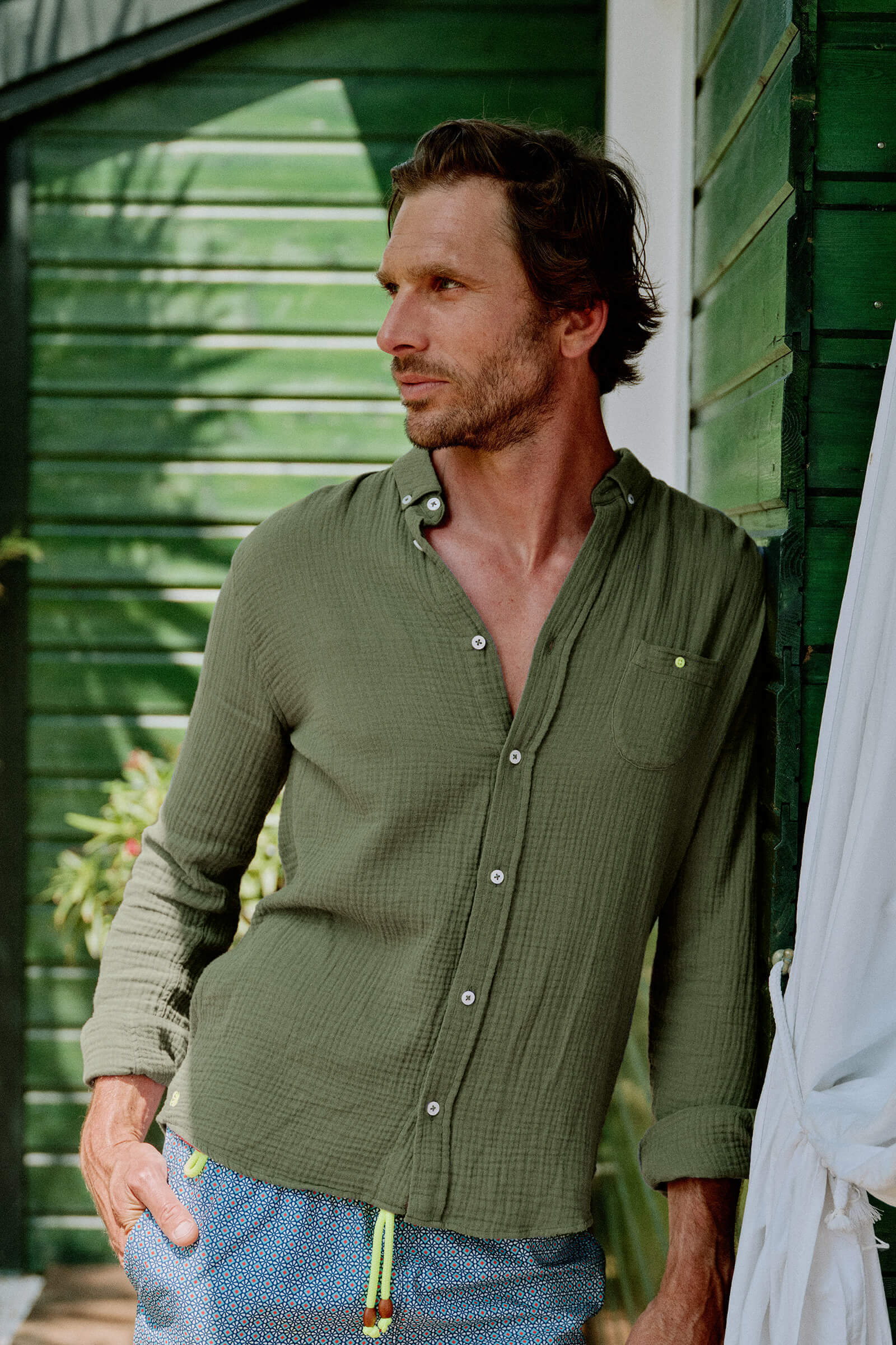 Homme portant une chemise en gaze de coton kaki