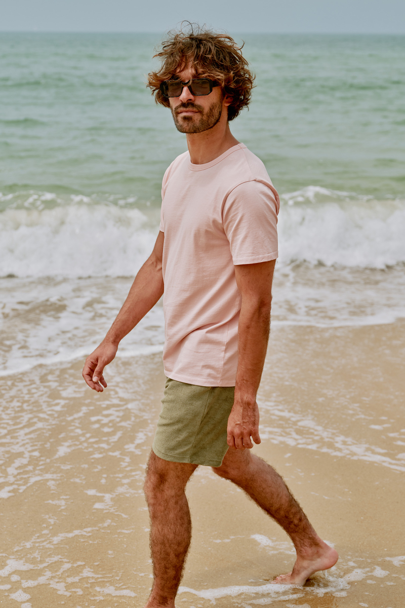Homme portant un t-shirt à manches courtes rose pale col rond