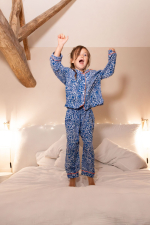Enfant portant un pyjama chemise-pantalon Amazonico