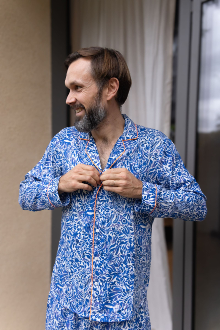 Homme portant un pyjama chemise-pantalon imprimé Amazonico