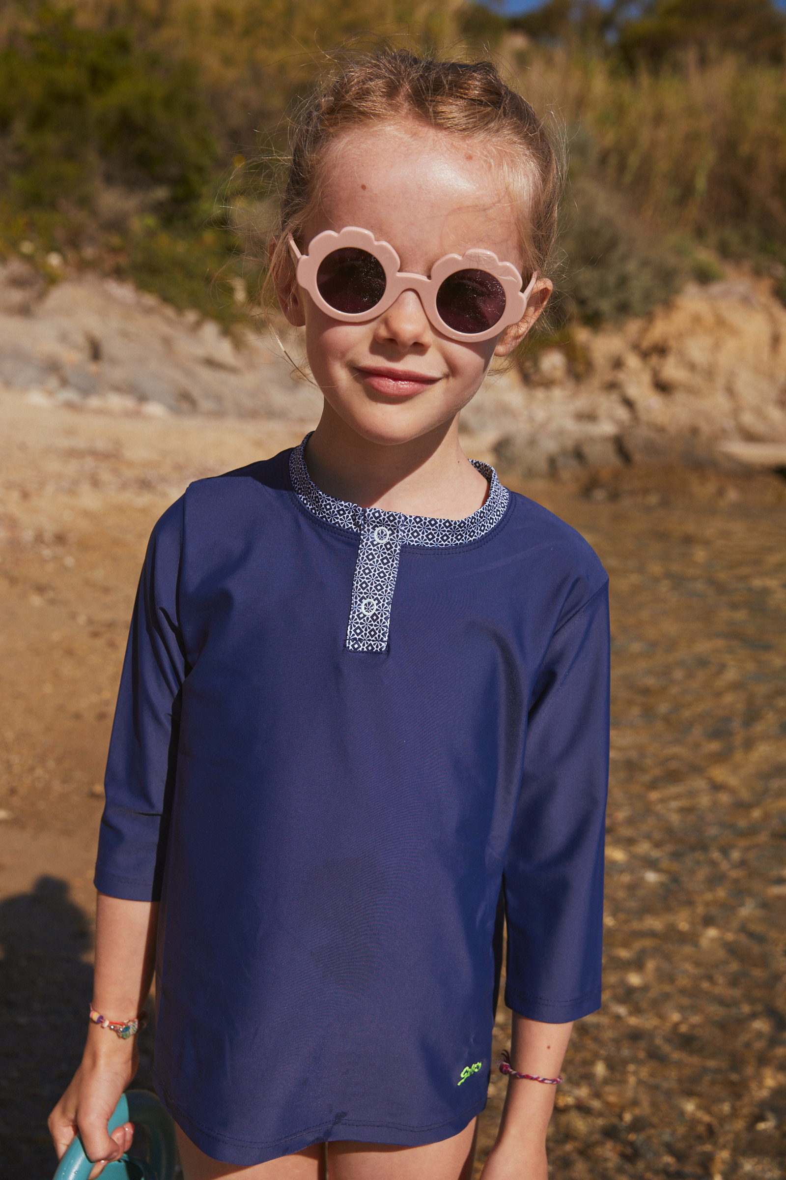 Enfant portant un Top Anti-UV Navy Azulejos