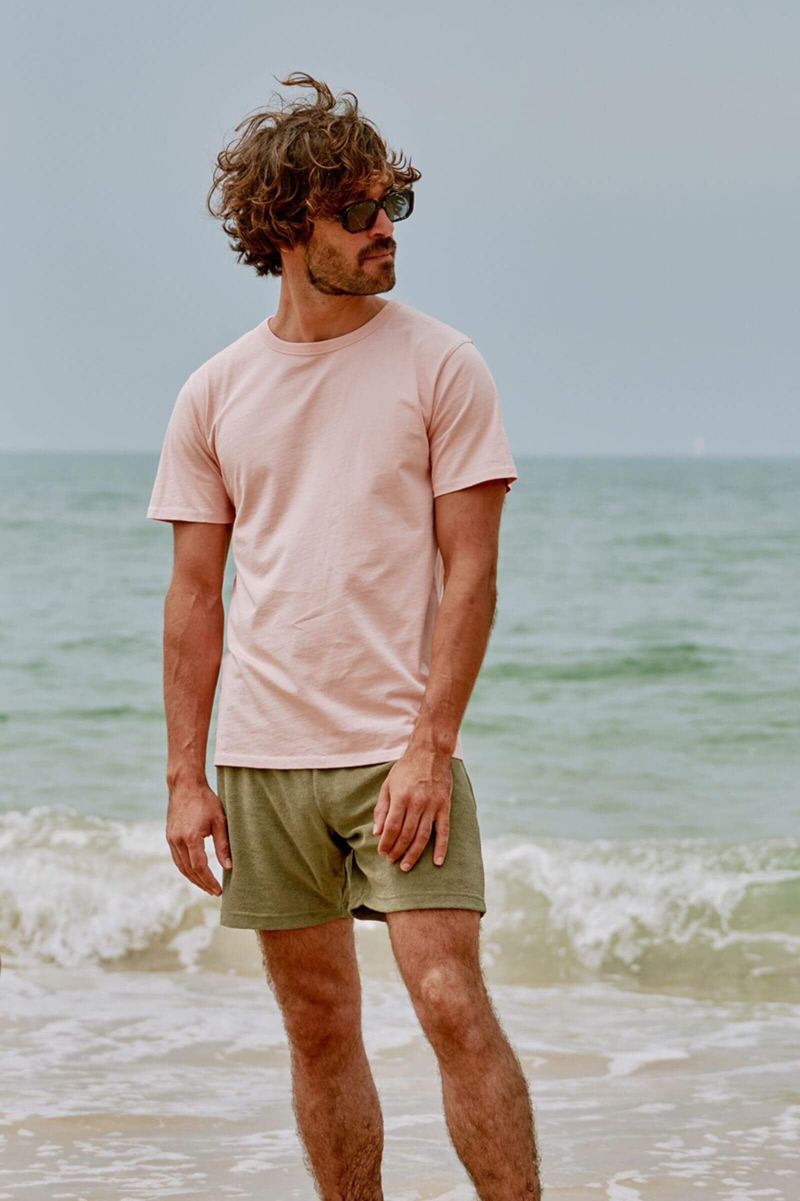 Homme portant un t-shirt à manches courtes rose pale col rond