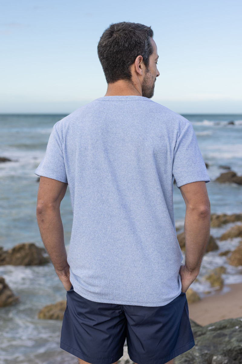 Homme portant un t-shirt bleu bleu clair à manches courtes en matière éponge